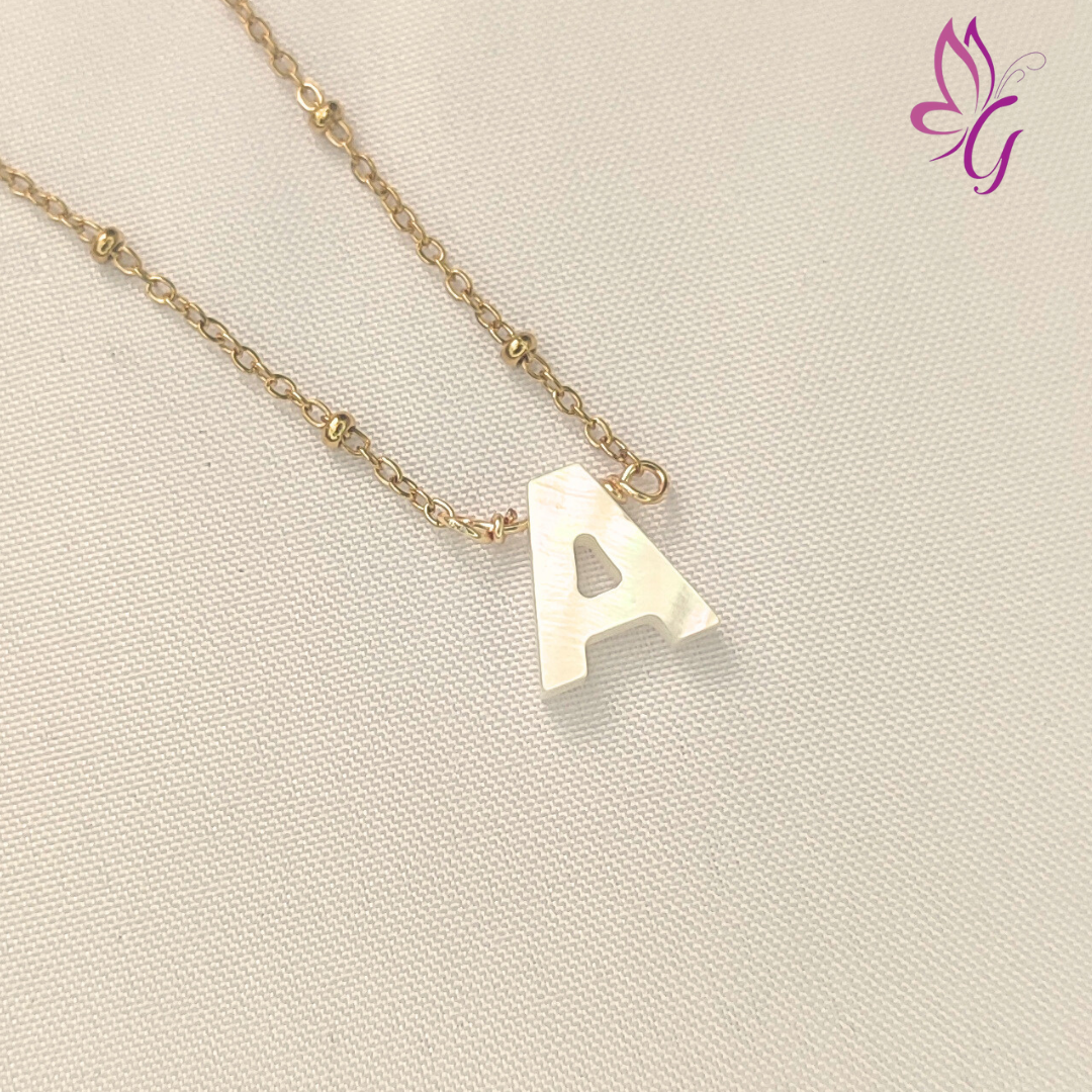 Collar de acero inoxidable con letra A en nacar (GBR-CHS-SHEL-S278-072-A)