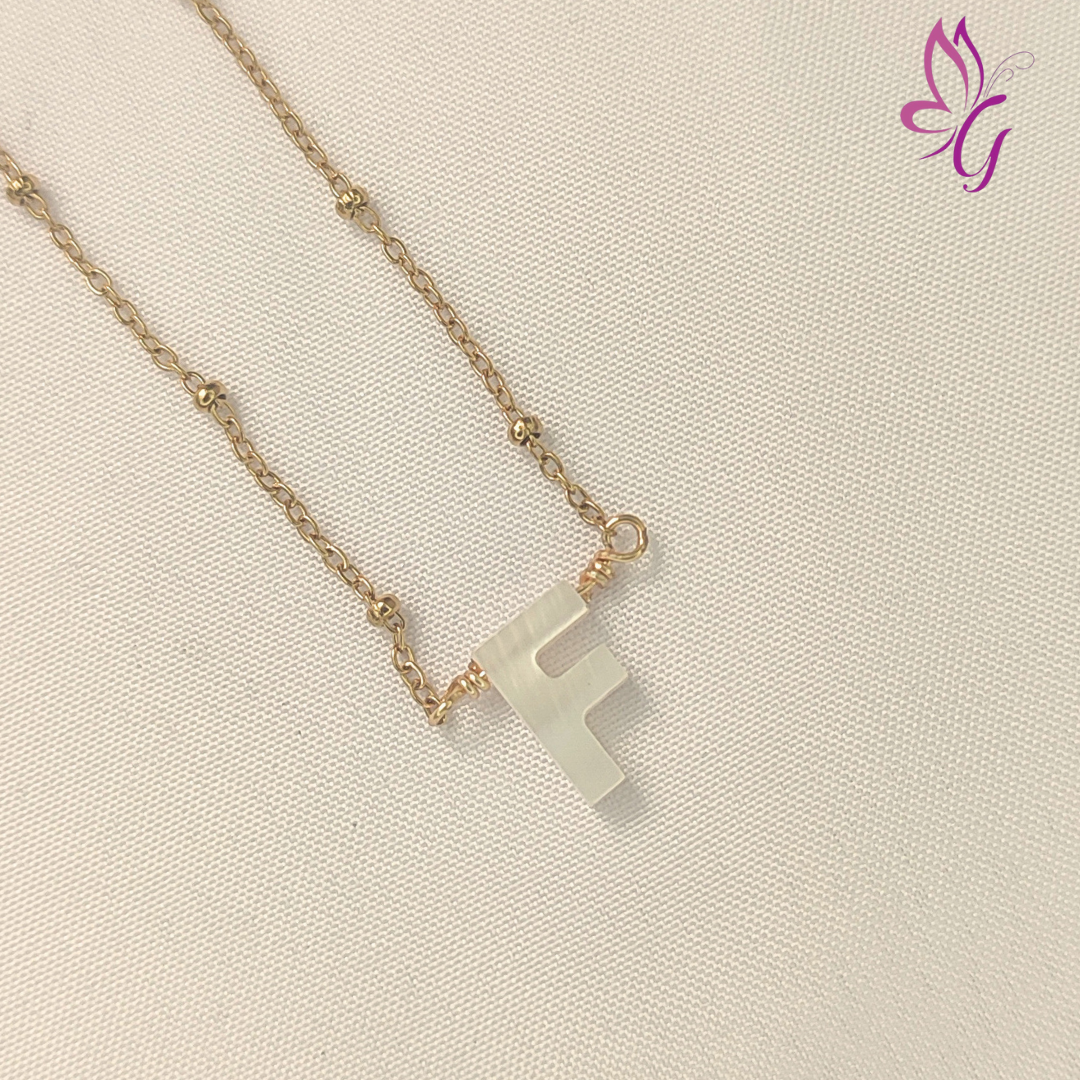 Collar de acero inoxidable con letra F en nacar (GBR-CHS-SHEL-S278-072-F)