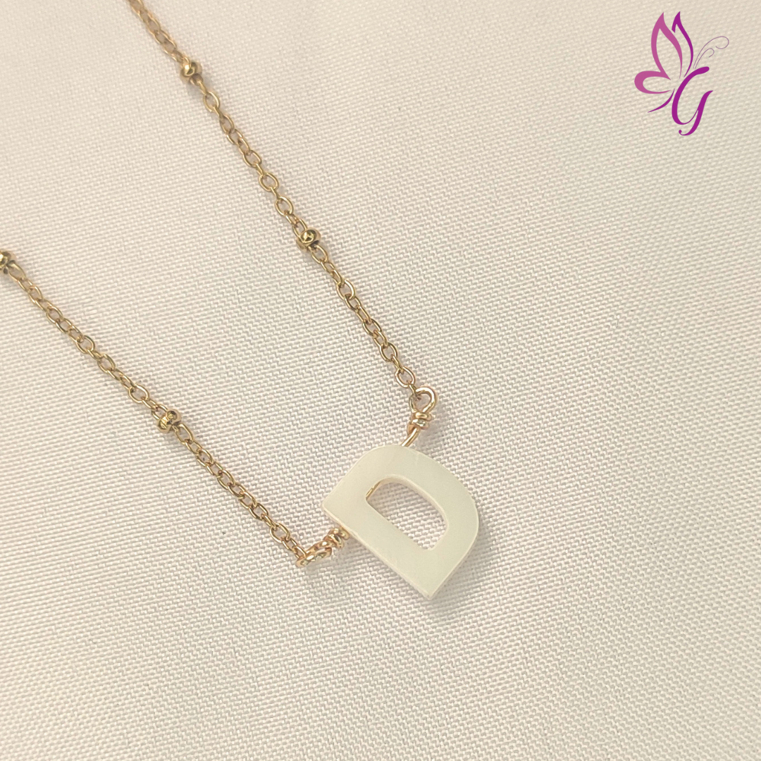 Collar de acero inoxidable con letra D en nacar (GBR-CHS-SHEL-S278-072-D)