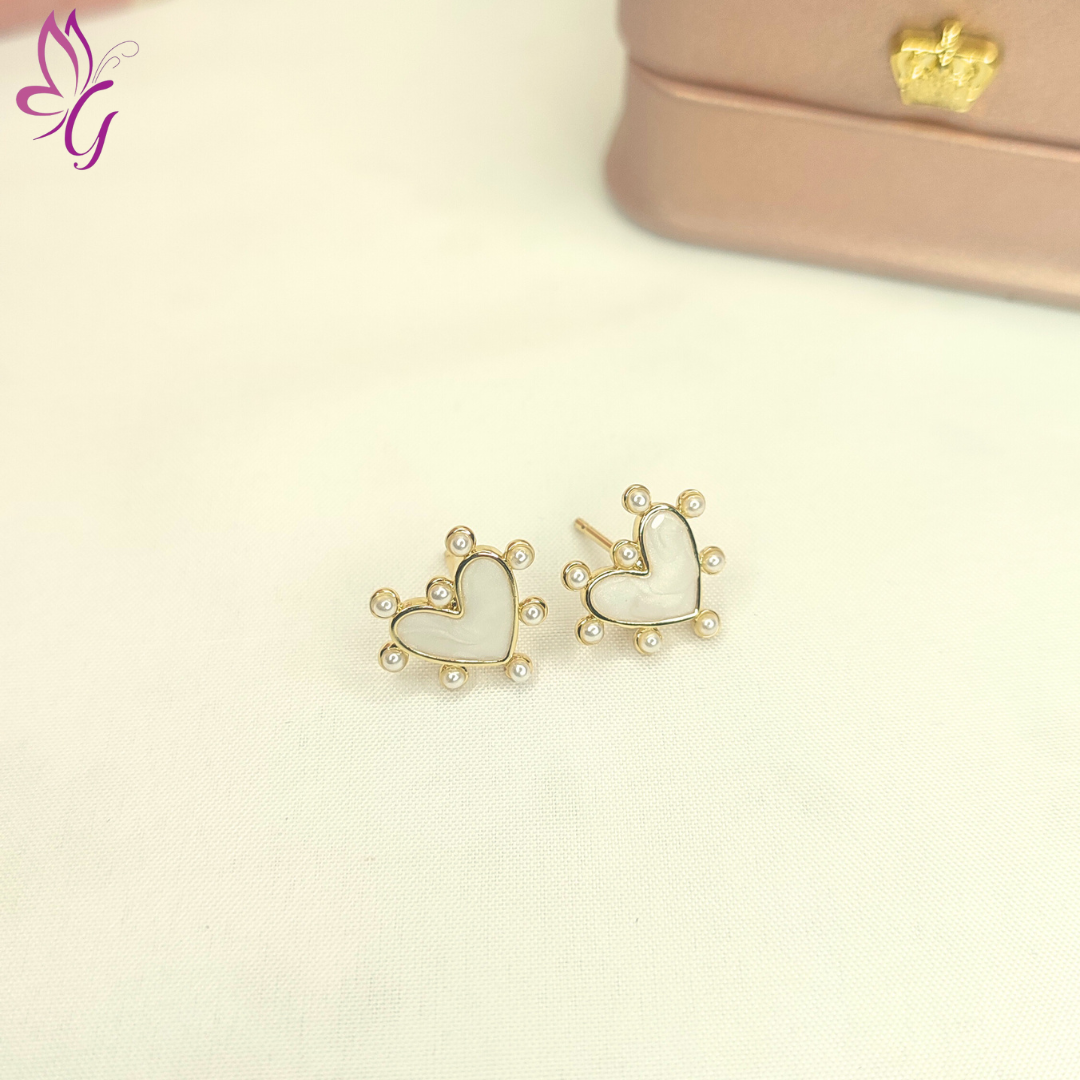 Aretes enchapados en oro de corazones blancos y perlas alrededor (GBR-EJEW-G311-02G)