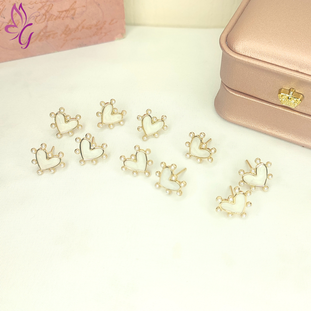 Aretes enchapados en oro de corazones blancos y perlas alrededor (GBR-EJEW-G311-02G)