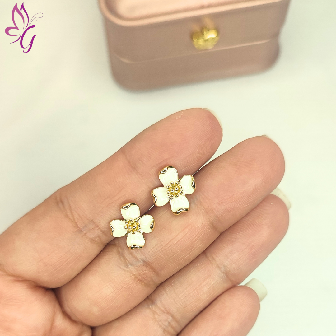 Aretes de Flores blancas minimalistas. (GBR-EJEW-H125-14A-G)