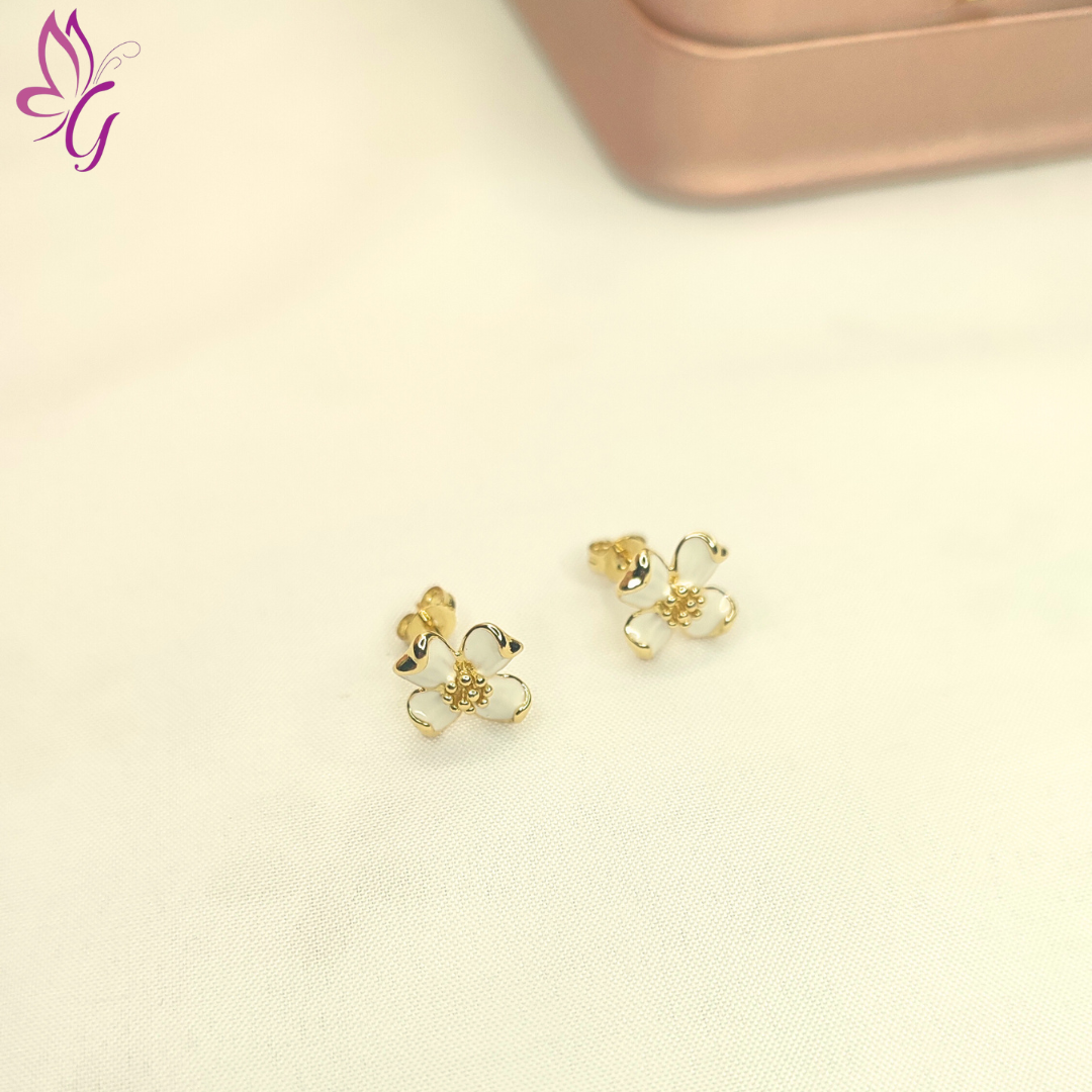 Aretes de Flores blancas minimalistas. (GBR-EJEW-H125-14A-G)