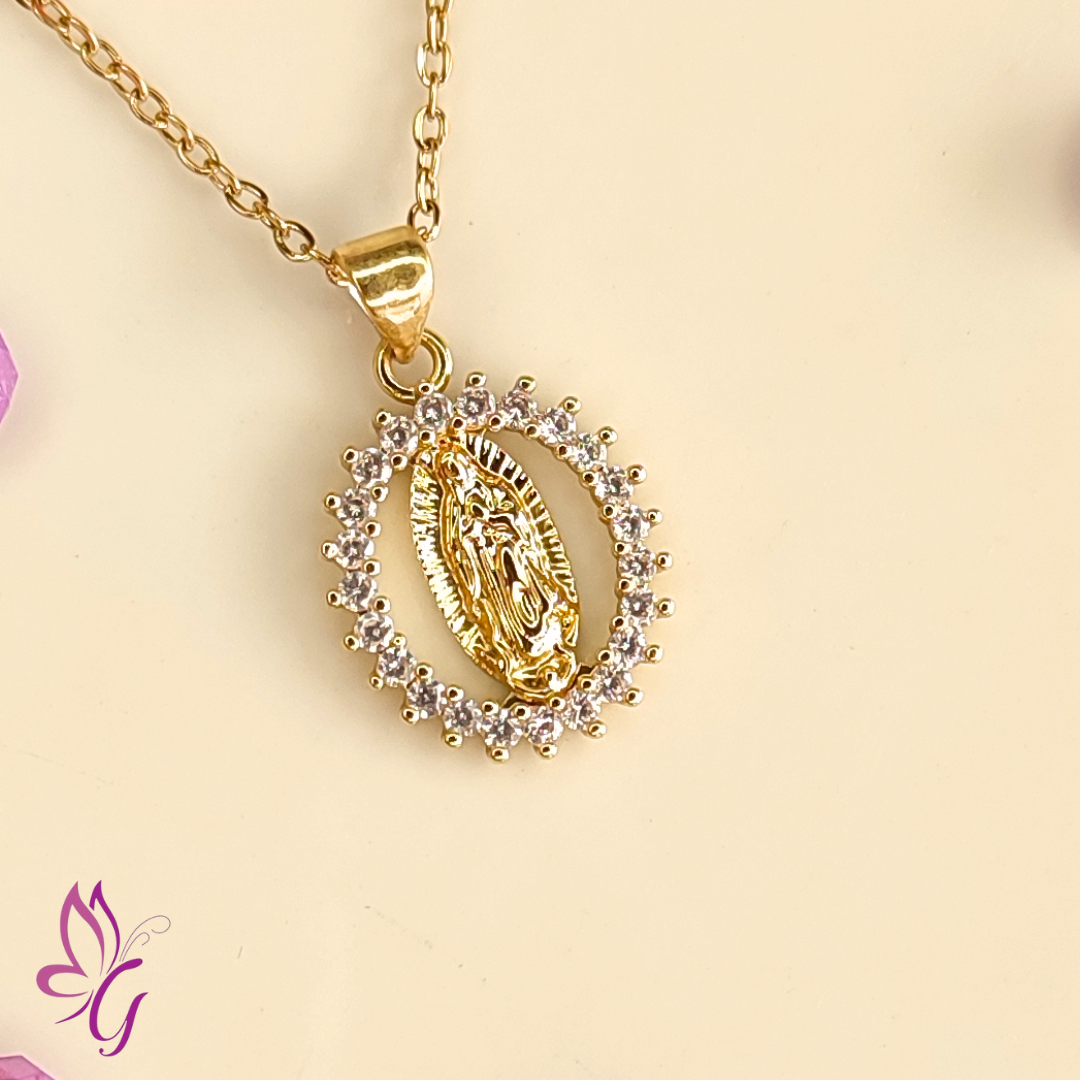 Collar en acero inoxidable con perlas blancas rodenado a la virgen (GBR-KK-I657-32G-B)