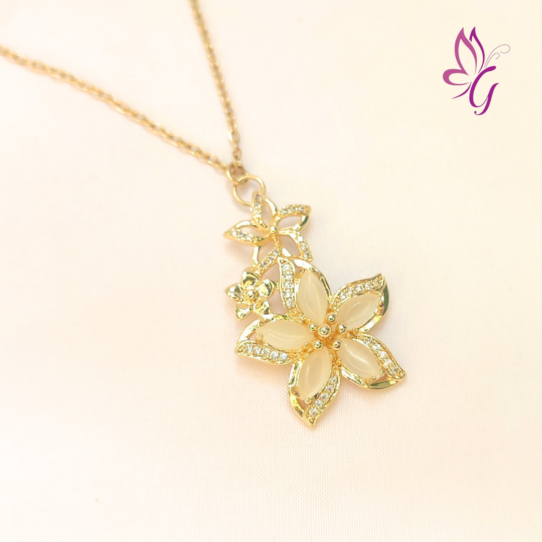 Collar de acero inoxidable con dije de flores Jasmín (GBR-KK-S354-324-NF)