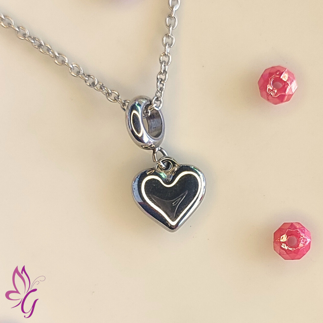 Collar en acero inoxidable con charm de corazón plateado (GBR-STAS-F243-39P)