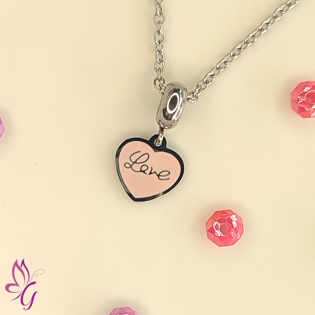 Collar en acero inoxidable plateado con dije de corazón "LOVE" crema (GBR-STAS-I192-12P-CR)