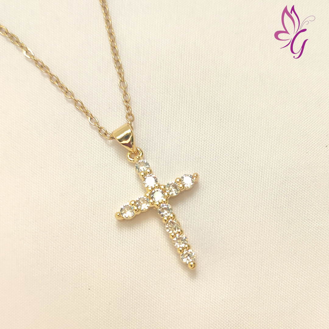 Collar en acero inoxidable con dije de cruz de perlas blancas (GBR-ZIRC-G152-18B-G)