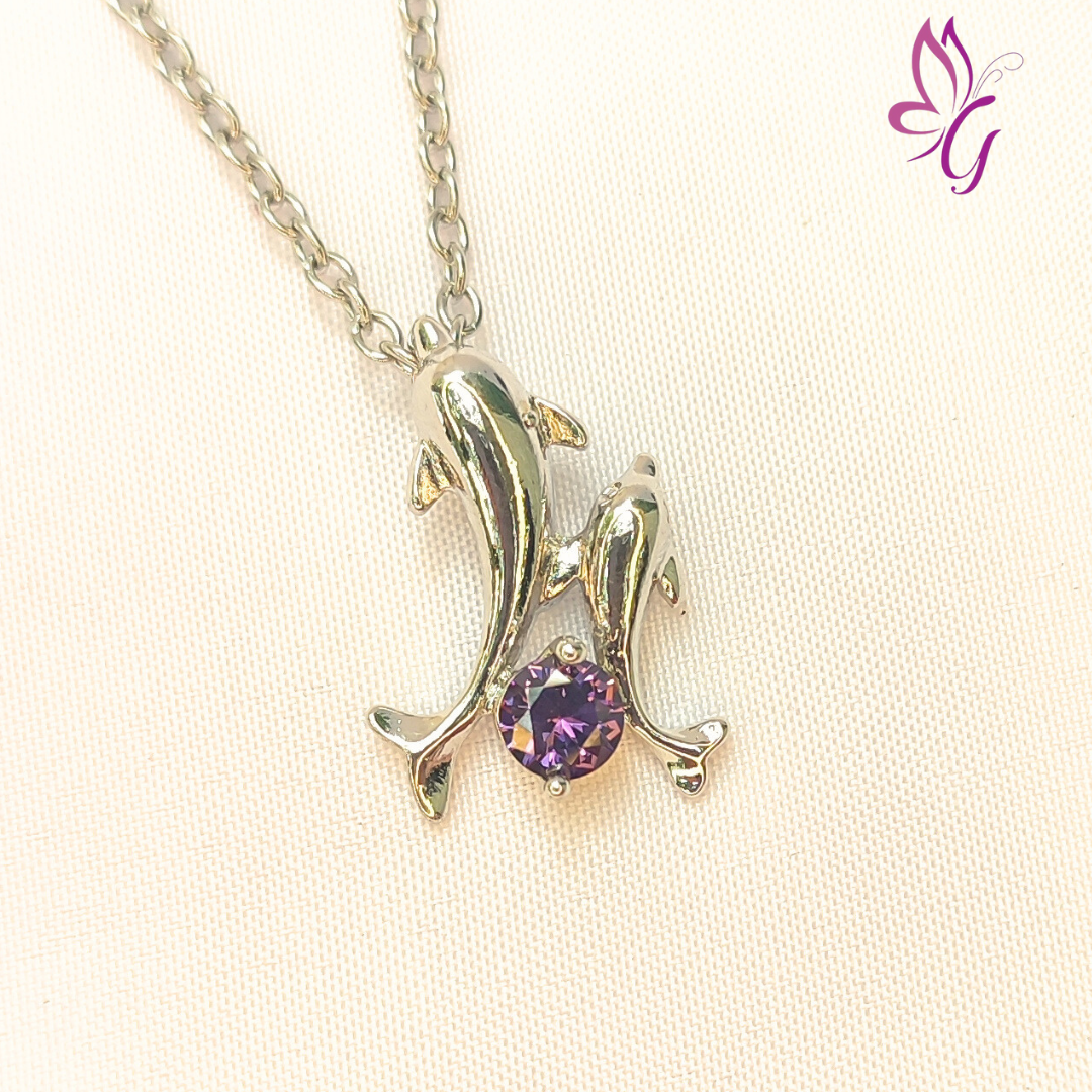 Collar en acero inoxidable con dije de delfin y perla morada (GBR-ZIRC-R014-31)