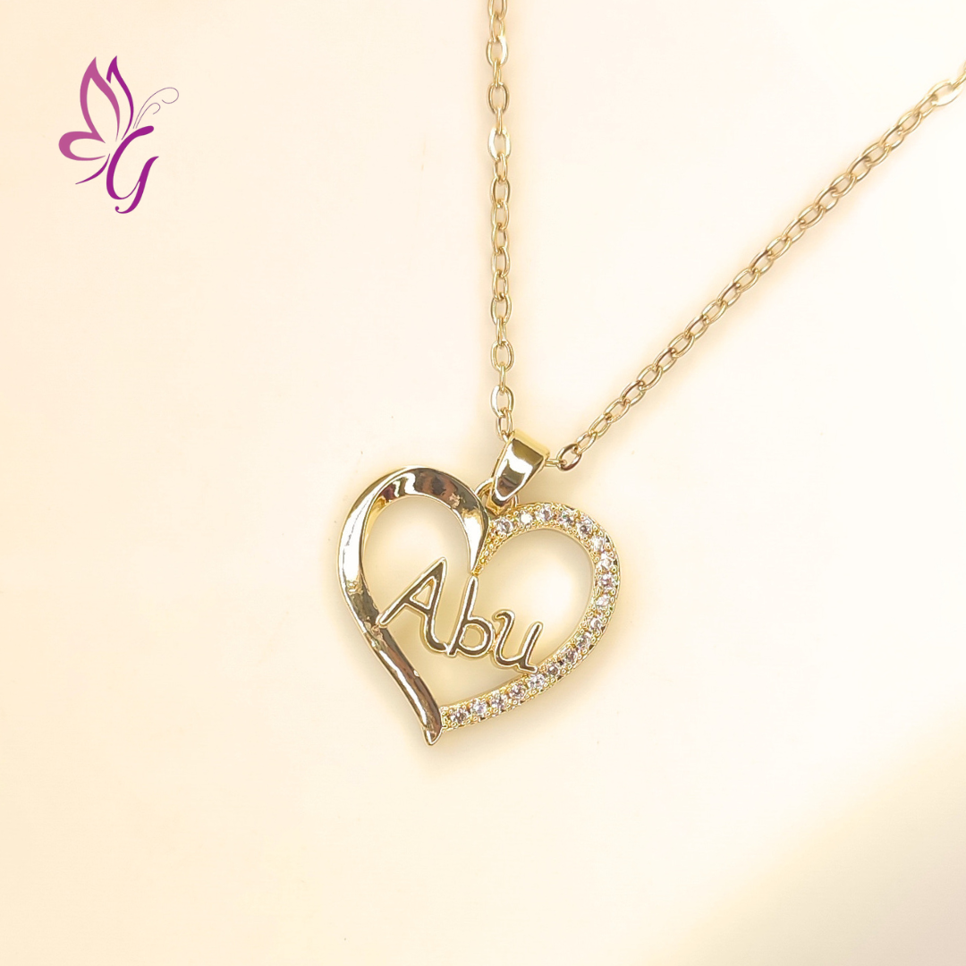 Collar en acero inoxidable con dije corazón y letras "ABU" (GBR-ZIRC-Z007-11G)