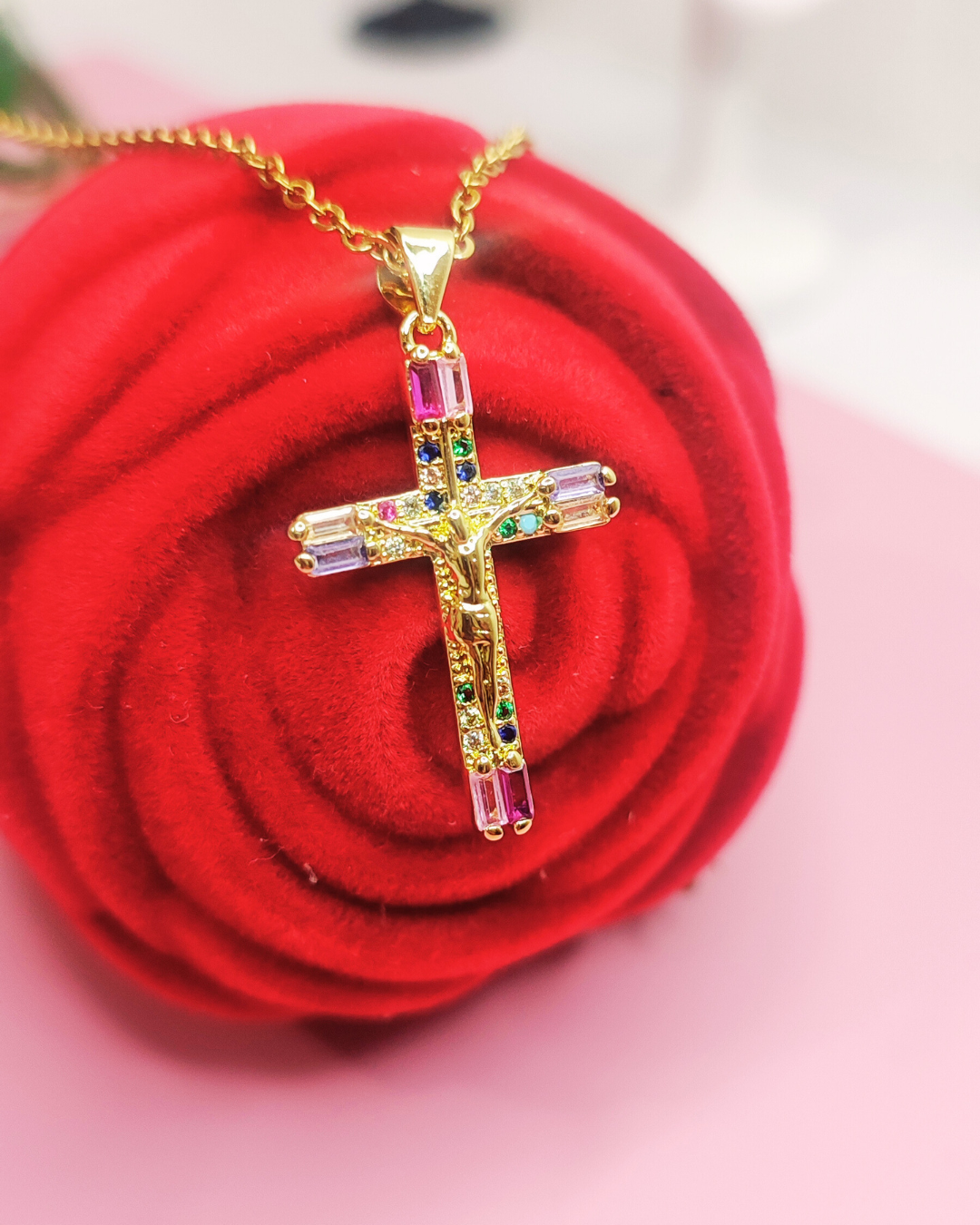 Collar de cruz de colores. GBR-ZIRC-C040-46G-01