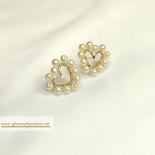 Aretes de tapón de corazón con perlas de porcelana blanca (GBR-COR-CRI-PB)