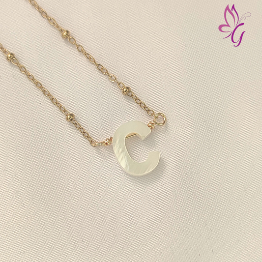 Collar de acero inoxidable con letra C en nacar (GBR-CHS-SHEL-S278-072-C)