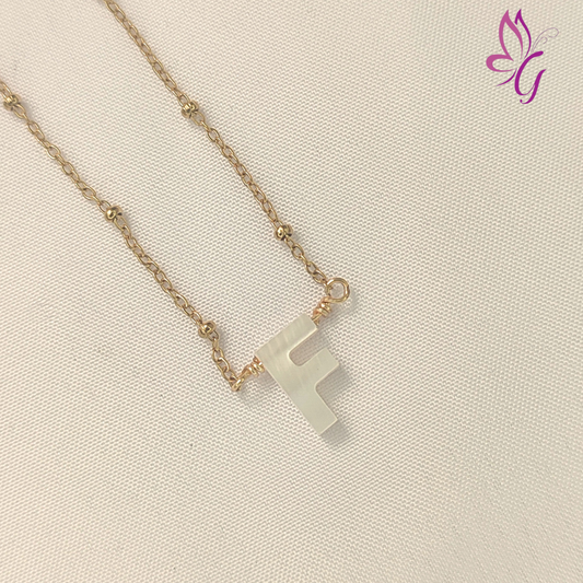 Collar de acero inoxidable con letra F en nacar (GBR-CHS-SHEL-S278-072-F)
