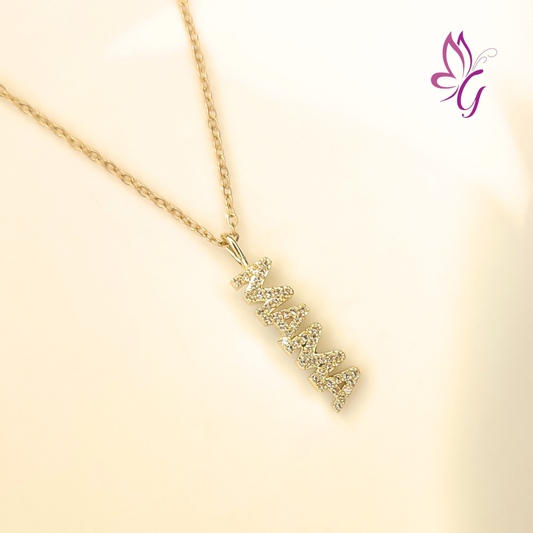 Collar en acero inoxidable con dije de letras mamá (GBR-ZIRC-L093-71G)