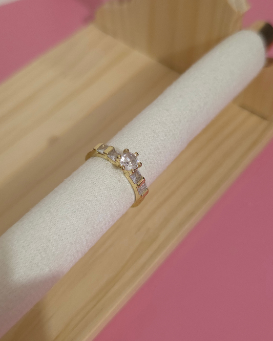 Anillo enchapado en oro, piedra y diseño cuadrado sutil, dorado (GBR-RJEW-B028-23G)