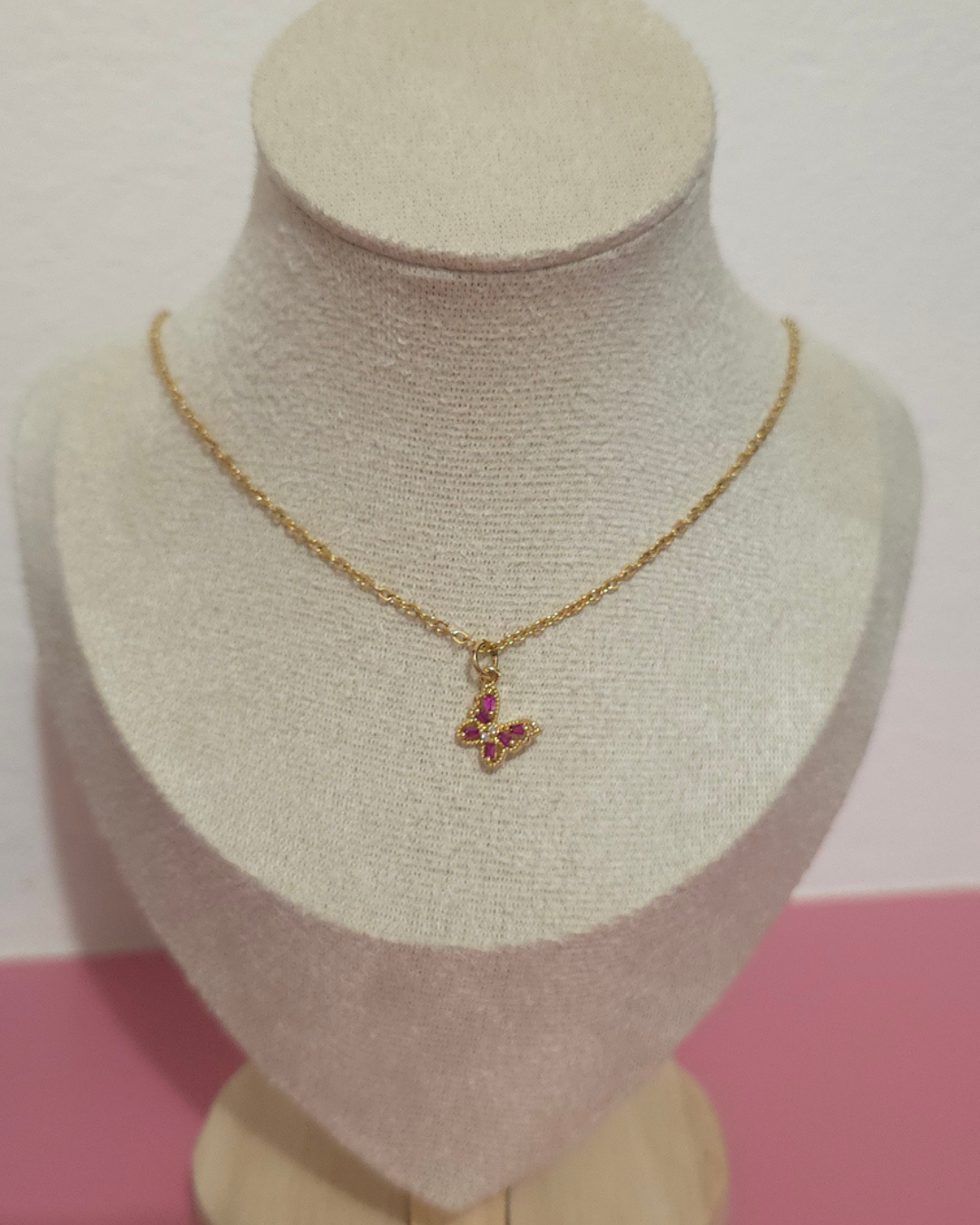 Collar una mariposa que vuela a mi lado