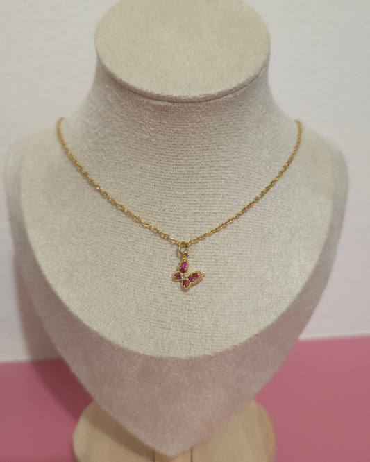 Collar una mariposa que vuela a mi lado