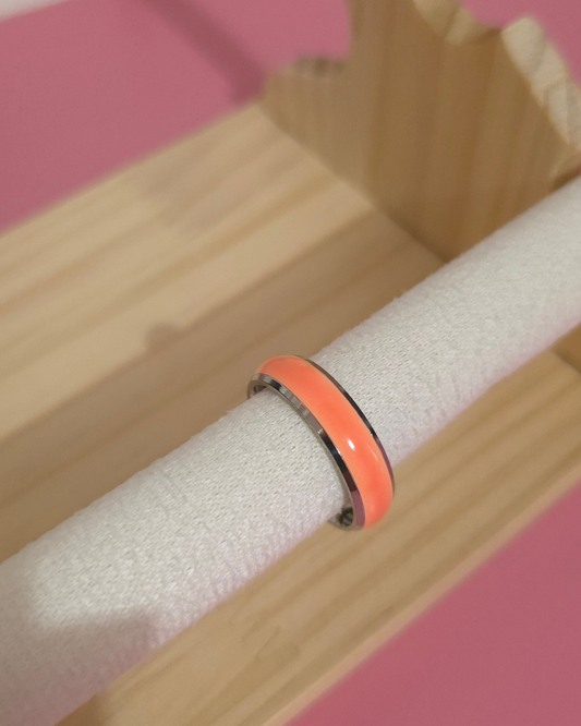 Anillo en acero inoxidable argolla fluorescente rosada (GBR-LUMI-PW0001-117D-01)